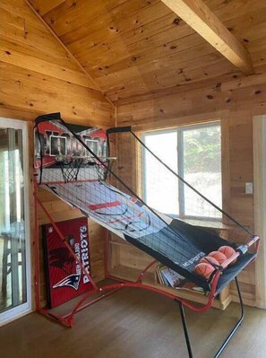 Games room - Near Lake Winnipesaukee & Gunstock Mountain.
Spacious 3 Bedroom, 2 Bath (Gilford)