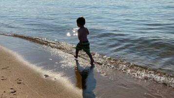 Chaises longues, serviettes de plage