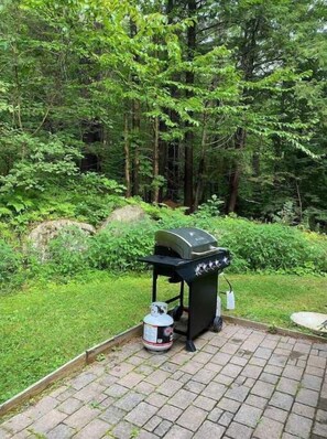 Property grounds - Near Lake Winnipesaukee & Gunstock Mountain.
Spacious 3 Bedroom, 2 Bath (Gilford)