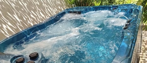 Outdoor spa tub