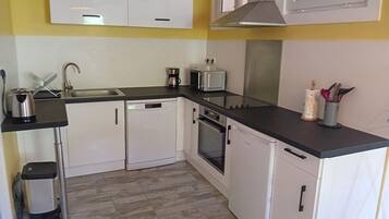 Een koelkast, een microgolfoven, een oven, een kookplaat