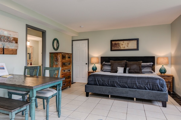 Tabla de planchar con plancha, cuna de viaje, wifi y ropa de cama