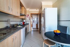 Fridge, coffee/tea maker