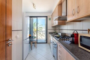 Fridge, coffee/tea maker