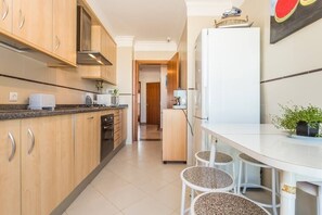 冷蔵庫、コーヒー / ティーメーカー、調理器具と食器