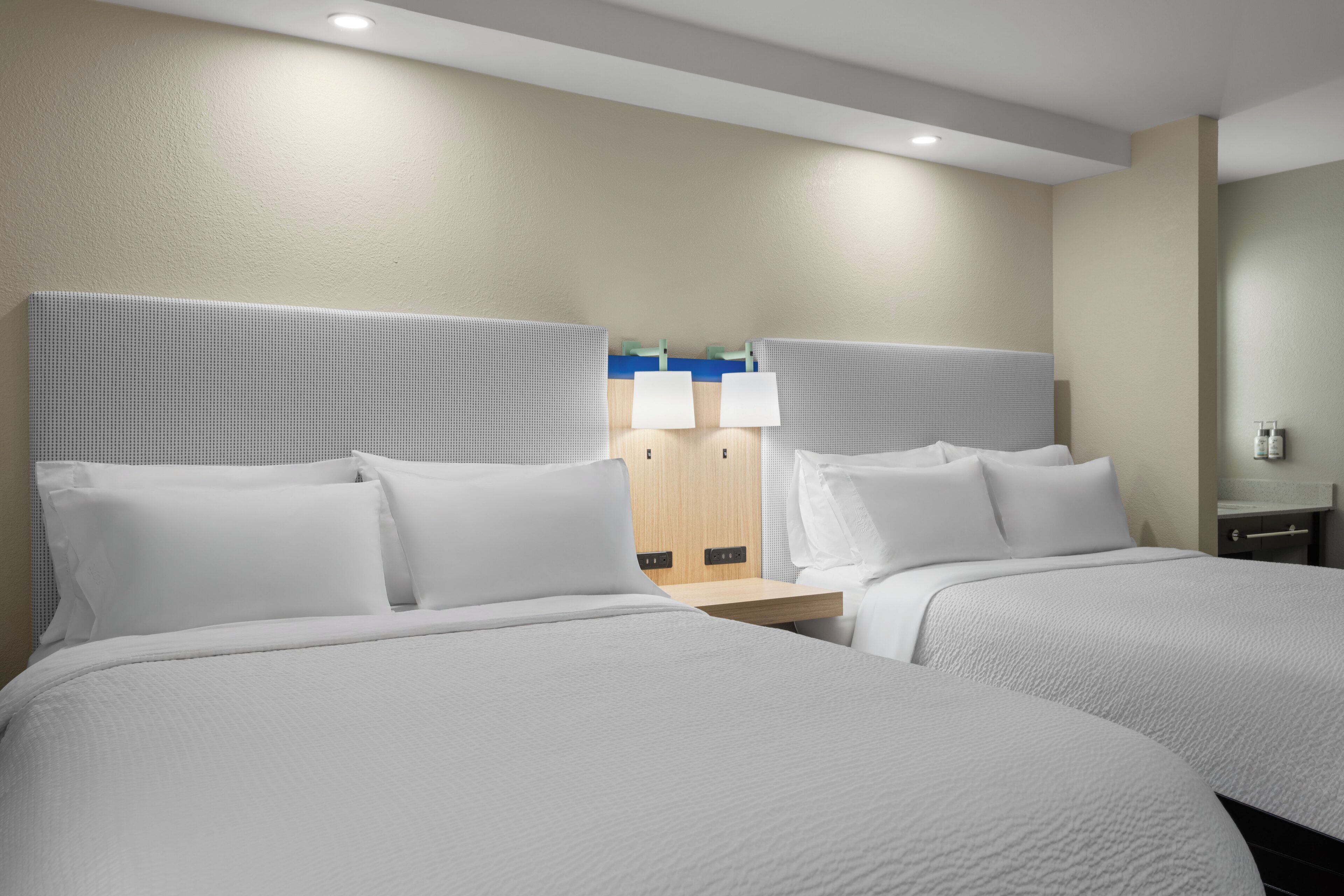 Bäddmadrasser, skrivbord, arbetsyta för laptop och mörkläggningsgardiner