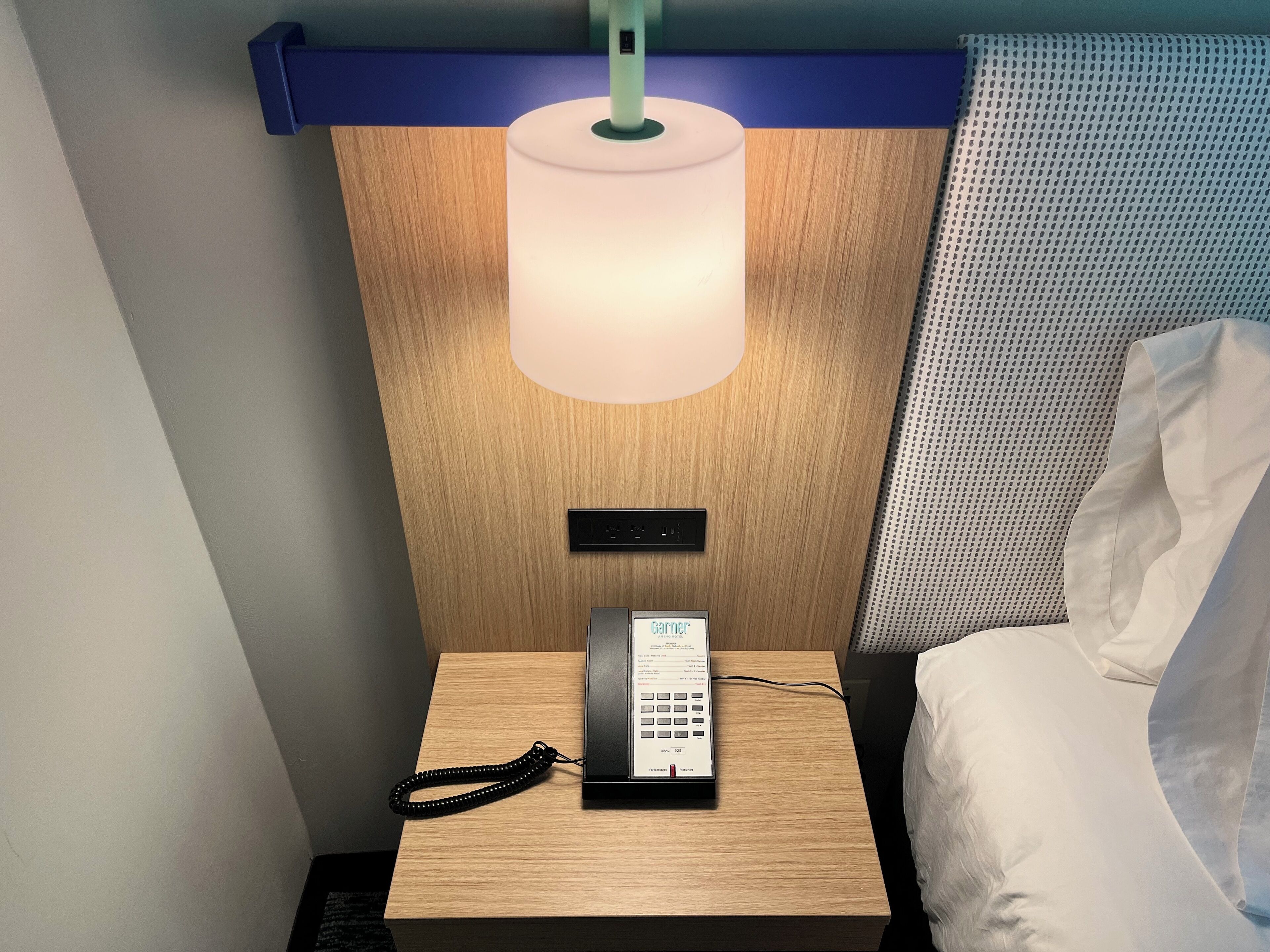 Pillowtop-patjalliset sängyt, työpöytä