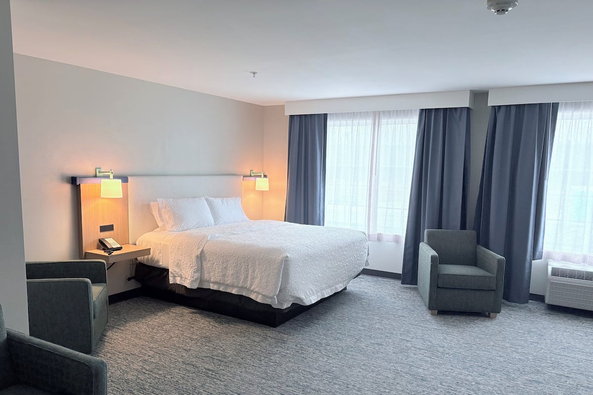 Premium Room, 1 King Bed | Pillowtop beds, desk, laptop workspace, blackout drapes