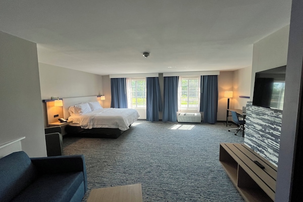 Deluxe Studio | Pillowtop beds, desk, laptop workspace, blackout drapes
