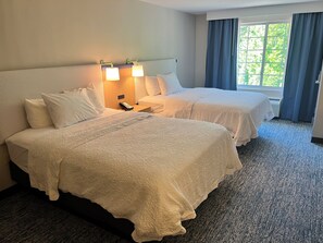 加厚床垫、办公桌、笔记本电脑工作区、遮光窗帘