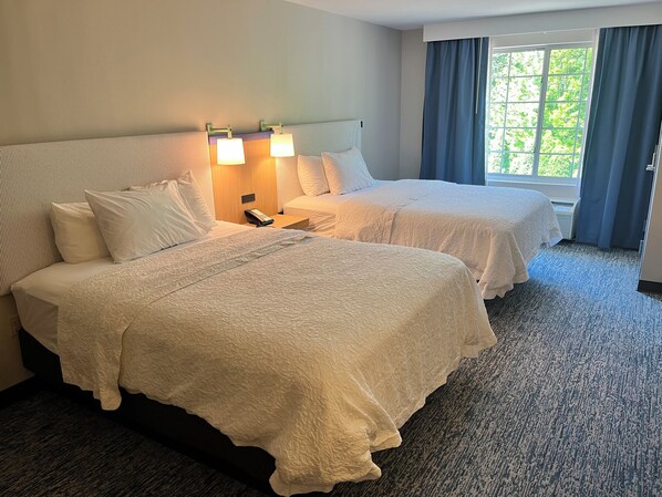 Pillowtop-patjalliset sängyt, työpöytä