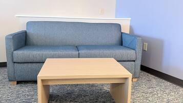 Pillowtop-bedden, een bureau, een laptopwerkplek