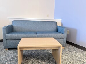 Bäddmadrasser, skrivbord, arbetsyta för laptop och mörkläggningsgardiner