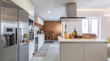Refrigerador, microondas, lavavajillas y cafetera y tetera
