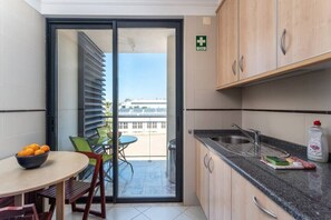 Kühlschrank, Wasserkocher mit Kaffee-/Teezubehör