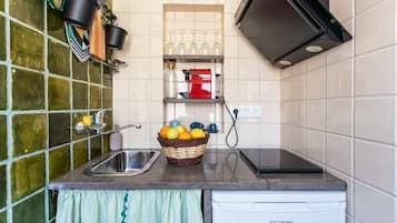 Refrigerador, cafetera y tetera y utensilios de cocina