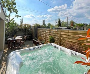 Outdoor dining - Villa Moderne Avec Jacuzzi Proche D'avignon (Le Thor)