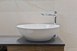 A white ceramic sink with a modern faucet on a dark countertop. - LIV - View and the City Studio in Athens (Athens)