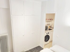 Interior - LIV - Cozy Nomad Retreat (Athens)
