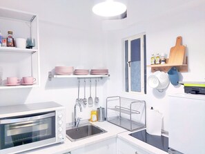 Kühlschrank, Mikrowelle, Ofen, Wasserkocher mit Kaffee-/Teezubehör