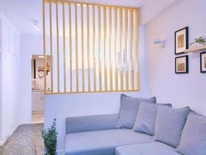 TV - LIV - Cozy Nomad Retreat (Athens)
