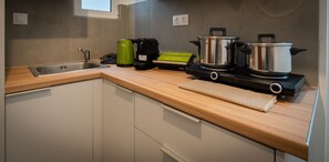 Réfrigérateur, cafetière/bouilloire, bouilloire électrique