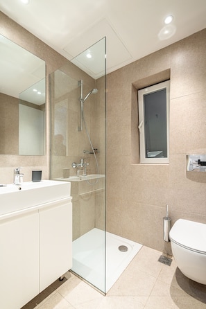 Dusche, Haartrockner, Handtücher