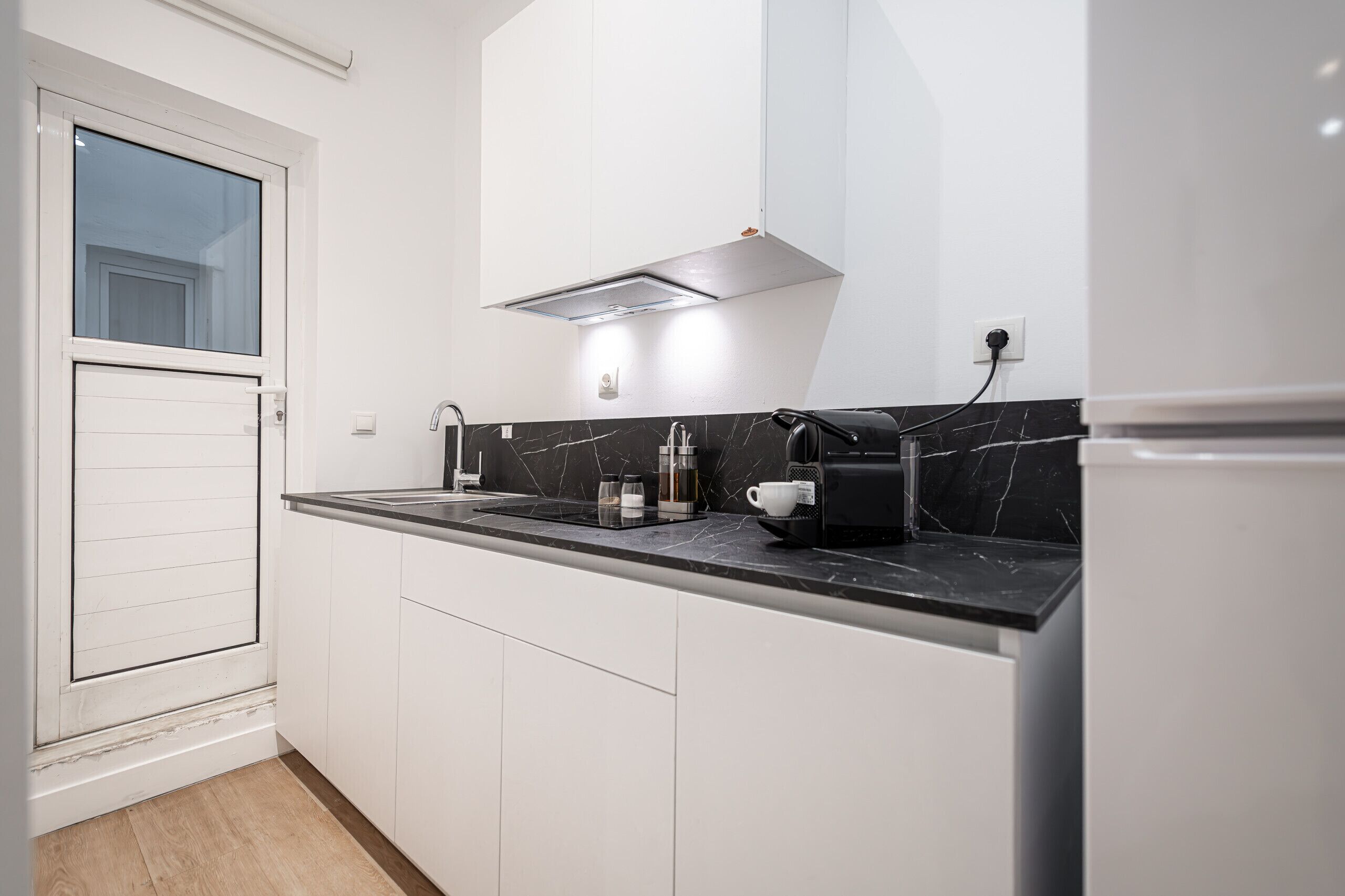 Geladeira, cafeteira/chaleira, chaleira elétrica