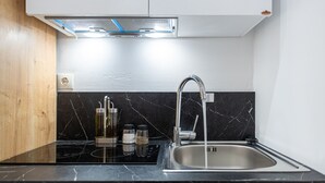 コーヒー / ティーメーカー、冷蔵庫、電気ポット、調理器具と食器