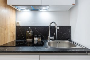 Kühlschrank, Wasserkocher mit Kaffee-/Teezubehör, Wasserkocher