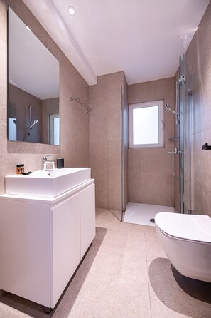 Shower, hair dryer, towels - Kriel Suites by LIV Homes 101 (Athens)