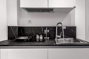 Kjøleskap, kaffetrakter/tekoker, vannkoker og kjøkkenutstyr