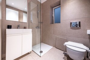 Ducha, secador de pelo, toallas