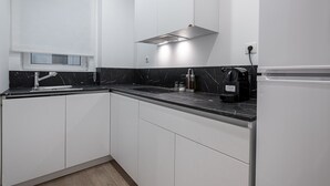 Kaffetrakter/tekoker, kjøleskap, vannkoker og kjøkkenutstyr