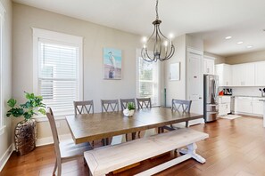 Dining - Gorgeous & sun-filled coastal retreat with balcony & W/D - near golf & beaches (Panama City Beach)