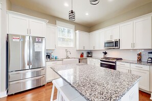 Fridge, microwave, oven, stovetop - Gorgeous & sun-filled coastal retreat with balcony & W/D - near golf & beaches (Panama City Beach)