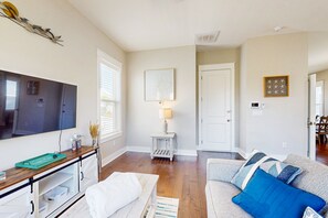 TV - Gorgeous & sun-filled coastal retreat with balcony & W/D - near golf & beaches (Panama City Beach)