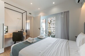 Caja de seguridad en la habitación y tabla de planchar con plancha 