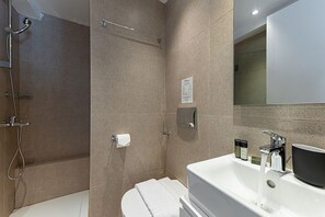 Shower, hair dryer, towels - Kriel Suites by LIV Homes 201 (Athens)