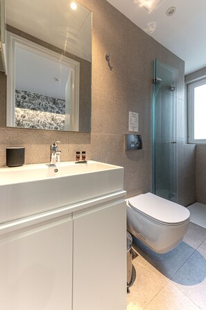 Dusche, Haartrockner, Handtücher