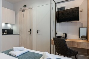 1 soveværelse, pengeskab på værelset, strygejern/strygebræt