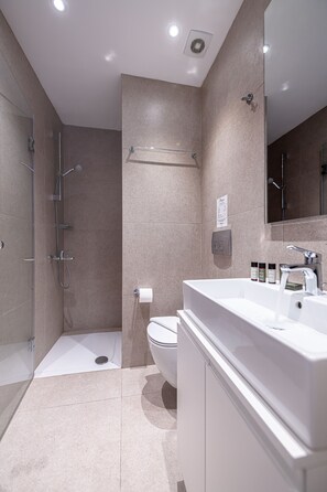 Douche, sèche-cheveux, serviettes fournies