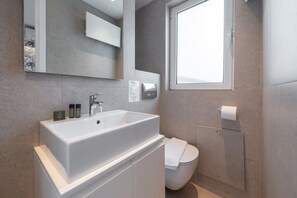 Dusj, hårføner og håndklær