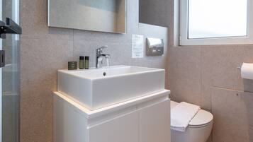 Chuveiro, secador de cabelo, toalhas de banho