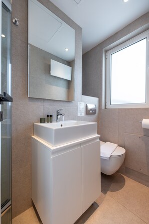 Douche, sèche-cheveux, serviettes fournies