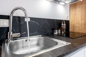 Kjøleskap, kaffetrakter/tekoker, vannkoker og kjøkkenutstyr