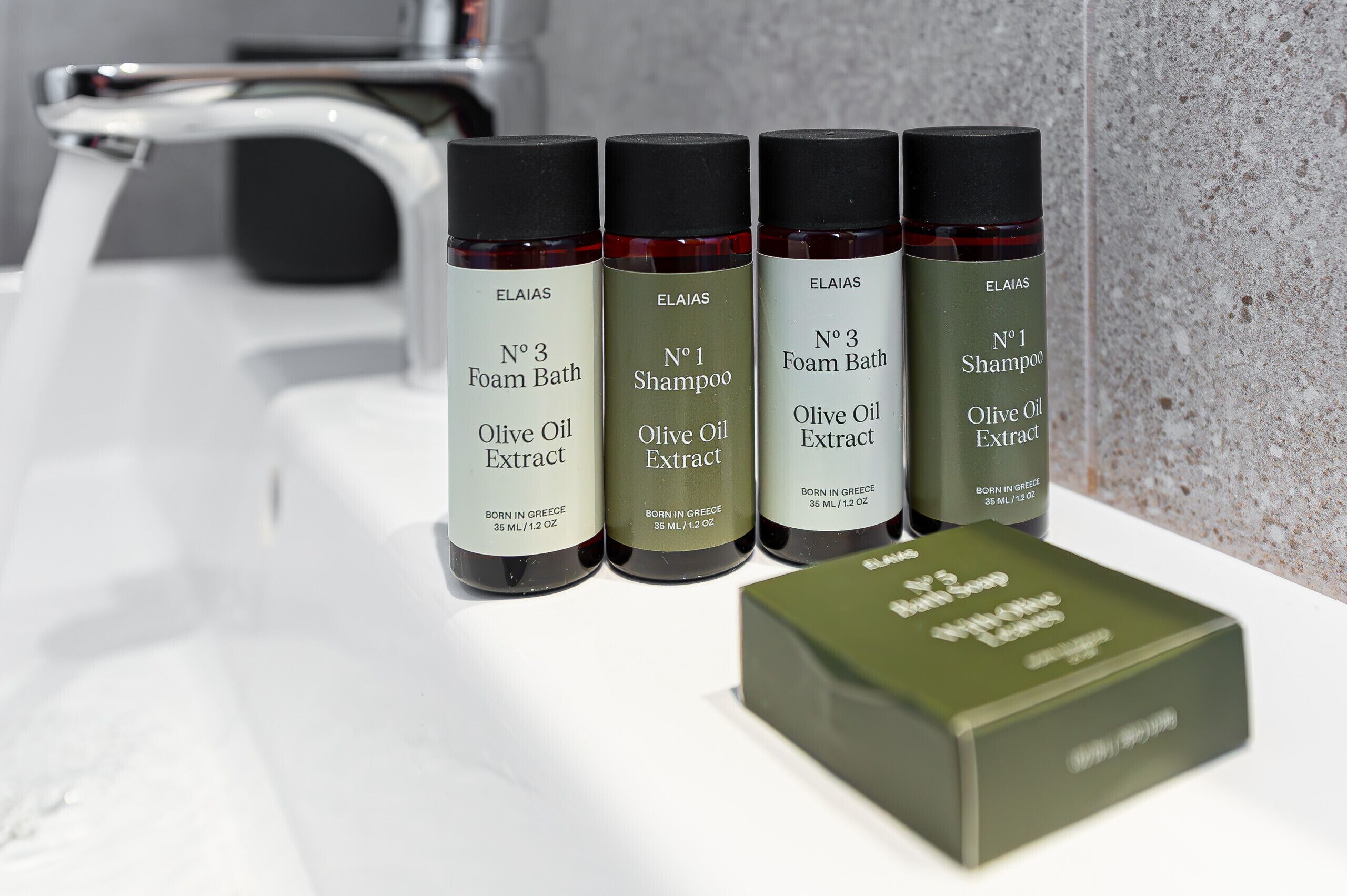 Chuveiro, secador de cabelo, toalhas de banho 