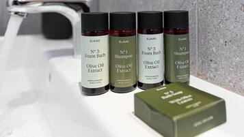 Chuveiro, secador de cabelo, toalhas de banho