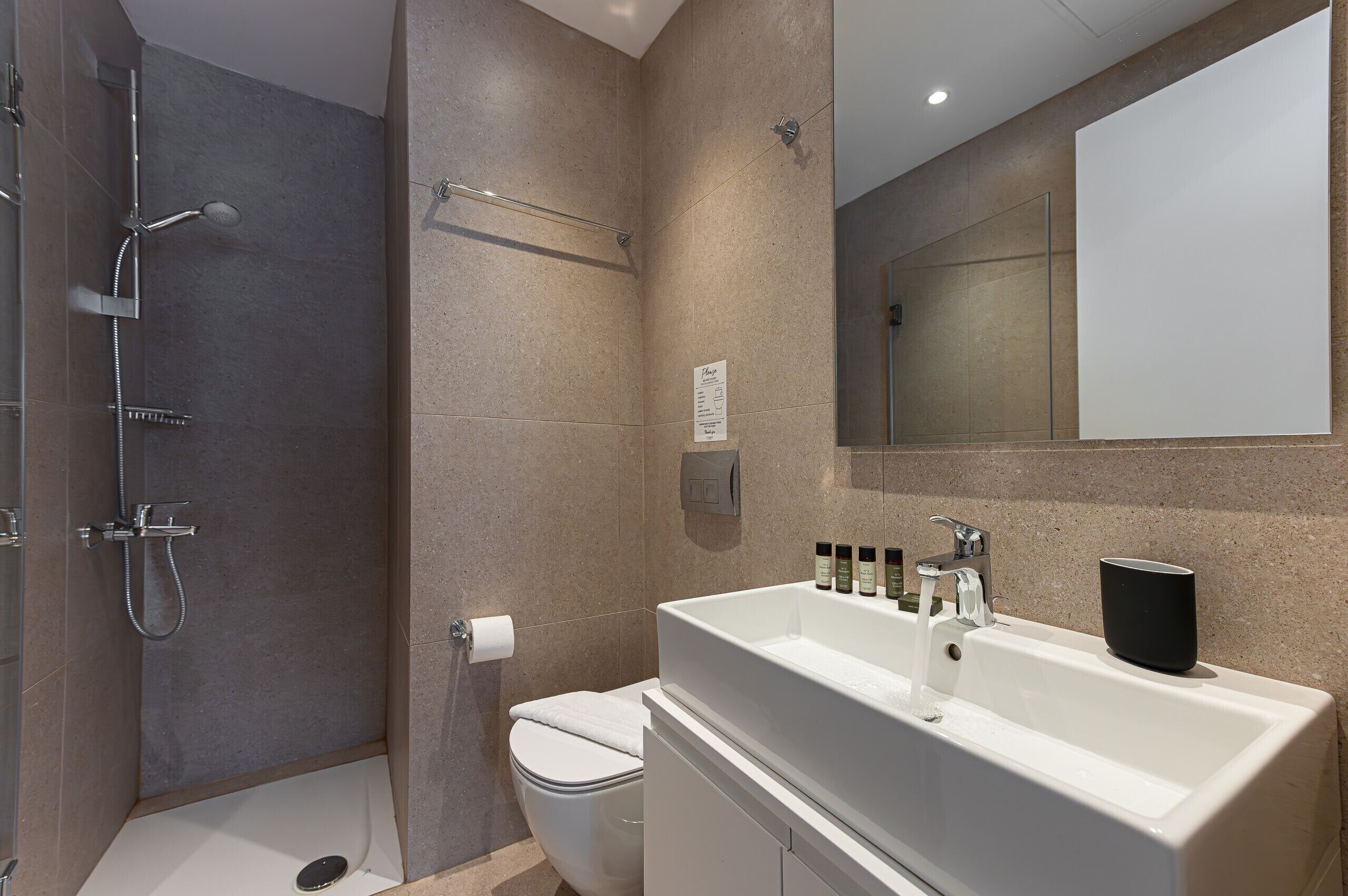 淋浴设施、吹风机、毛巾