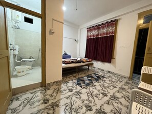4 habitaciones, tabla de planchar con plancha, wifi y ropa de cama
